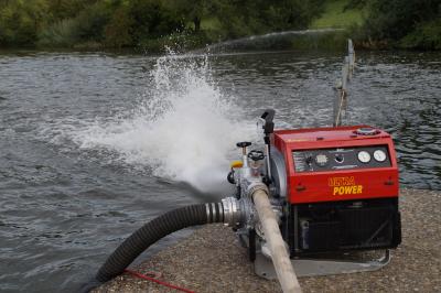 Wasser droht im Max-Eyth-See zu kippen - Feuerwehr waelzt mit Grossaufgebot Wasser um